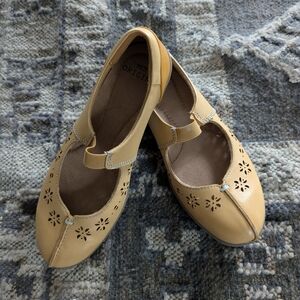 Earth Origins Yellow Cutout Mary Jane Flats